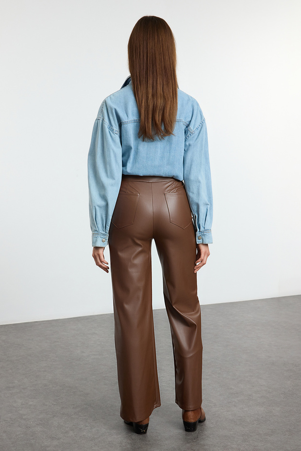 Koyu Kahverengi Suni Deri Wide Leg Cep Detaylı Örme Pantolon TWOAW24PL00103 - 5