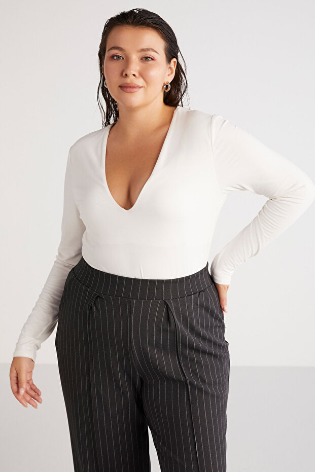 Marjabb Women's Slim Fit Slim Fit Body Fully Hugging Snap V-Neck Ecru Plus Size Blouse