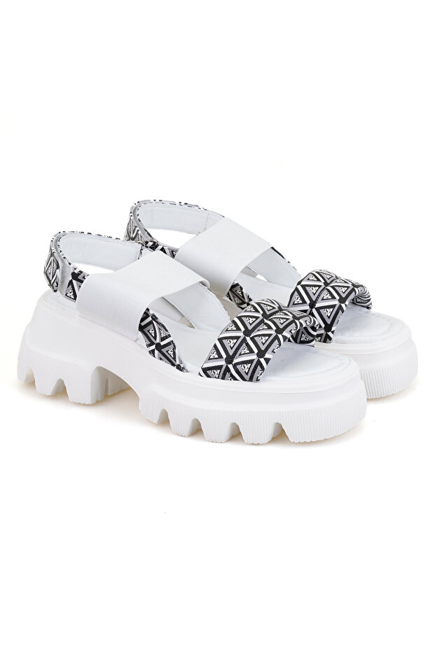صندل نسائي بكعب عريض منقوش عليه حرف واحد باللون الأبيض