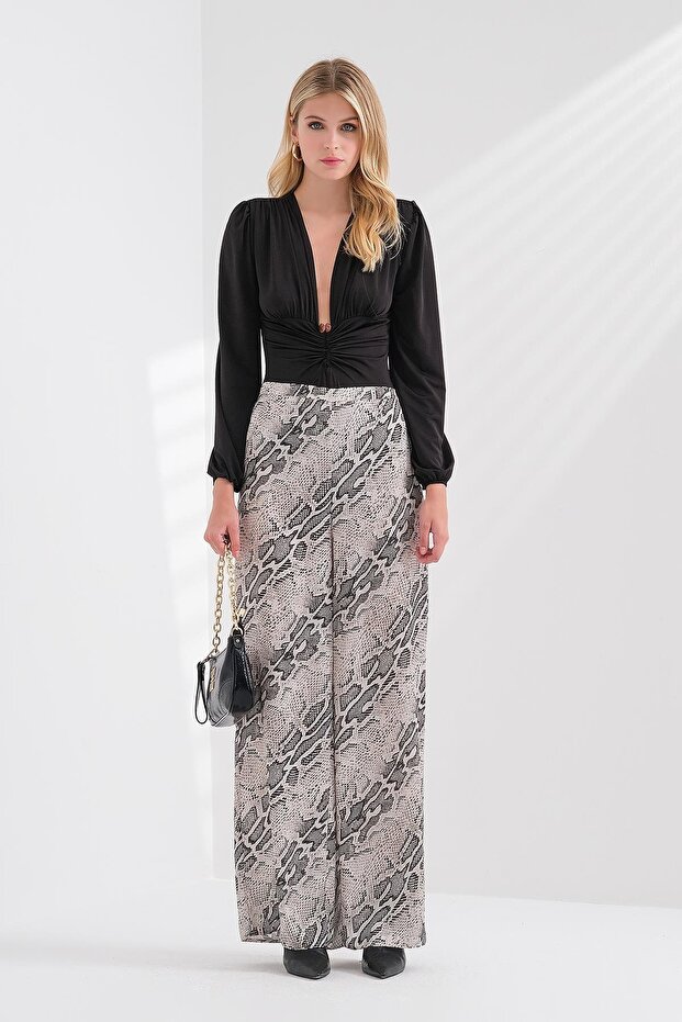 Derin V Dekolteli Aksesuarlı Bluz - 5