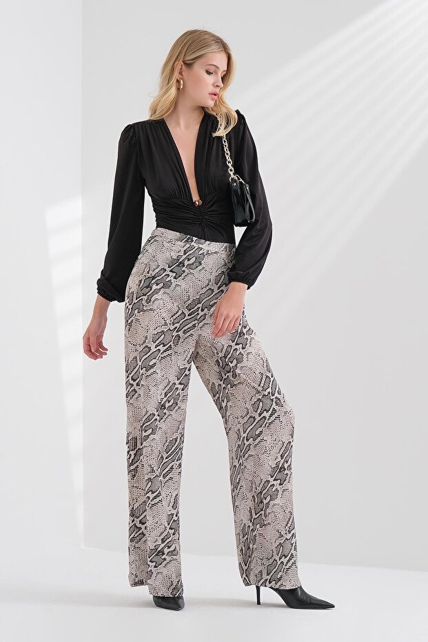 Derin V Dekolteli Aksesuarlı Bluz - 4