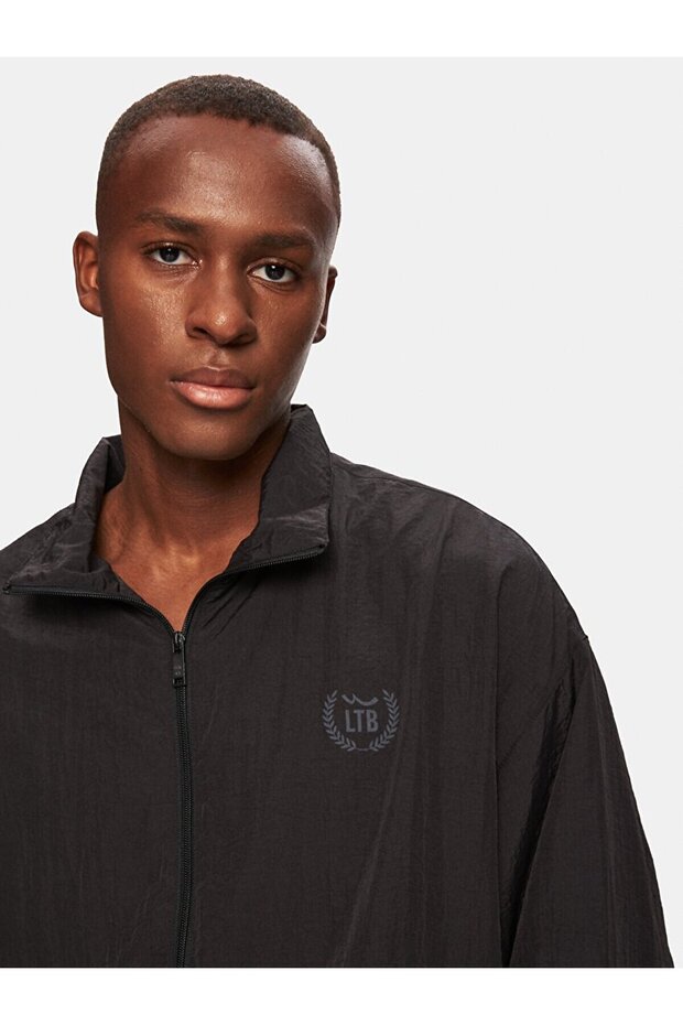 سترة سوداء منسوجة أساسية مع تفاصيل نصية - 5