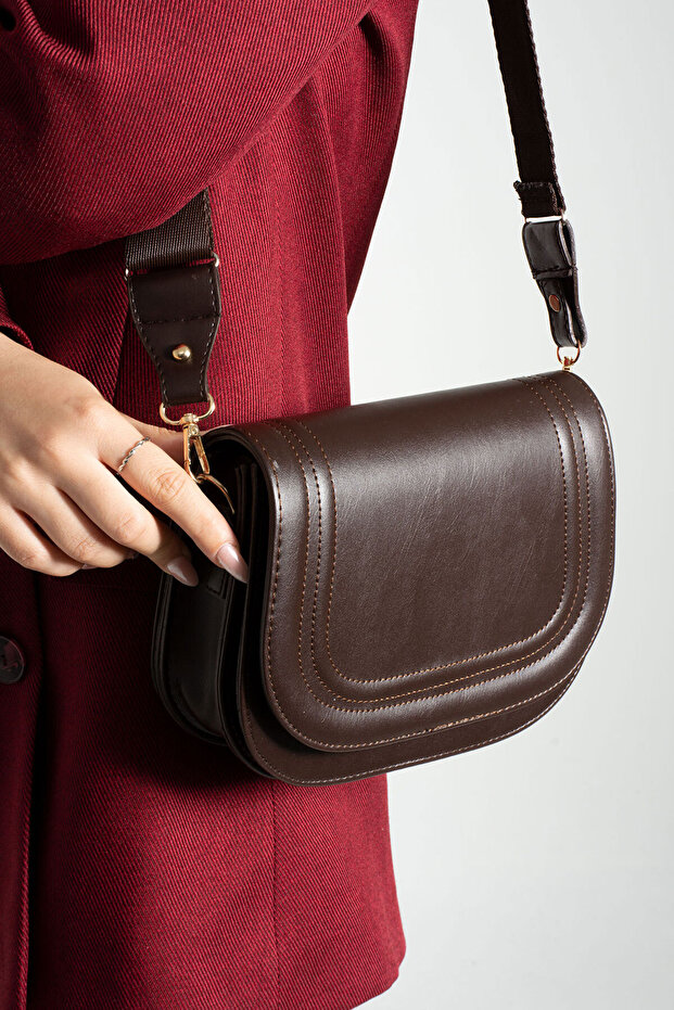 Woman . Model Covered Three Compartment Crossbody Bag (Black Striped Cream Hanger)