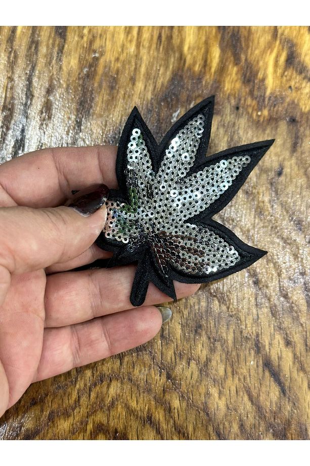 9X8 CM ÜTÜ İLE YAPIŞAN PUL PAYETLİ YAPRAK ARMA DİKİŞ APLİKE GÜMÜŞ - 4