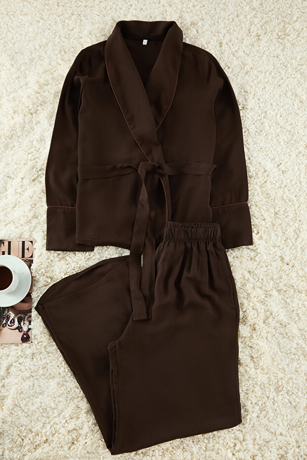 Kahverengi Kuşaklı Biye Detaylı Kruvaze Viskon Dokuma Pijama Takımı THMAW22PT1109 - 2