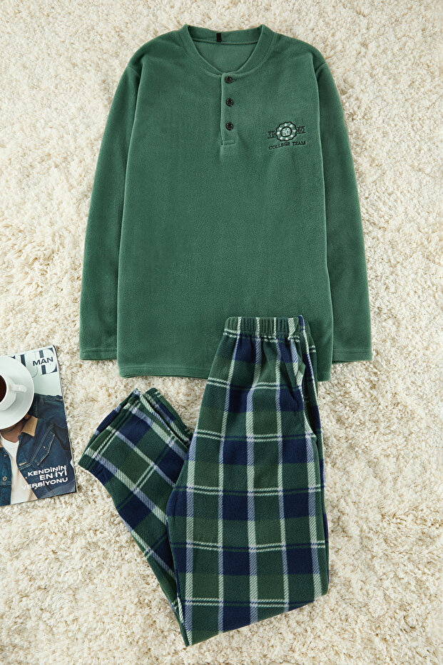 Yeşil Düğmeli Yaka Nakışlı Polar Örme Pijama Takımı TMNAW25PT00057 - 1