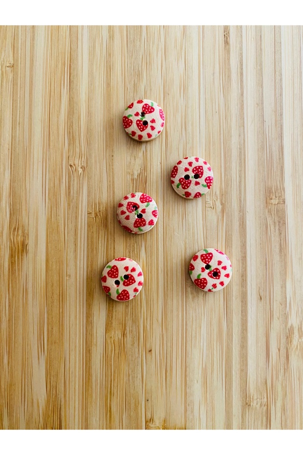 زر خشب طبيعي منقوش 15 ملم. 5 عبوات. الفراولة