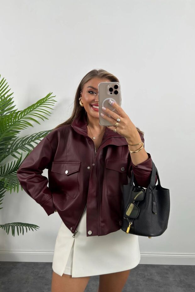 سترة نسائية من الجلد برباط جانبي بجيب مزدوج باللون العنابي