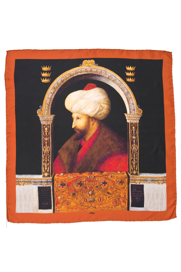 وشاح حريري بلون الساتان