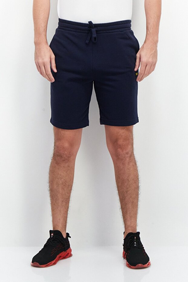 شورت رجالي أساسي بشعار العلامة التجارية، أزرق داكن - 1