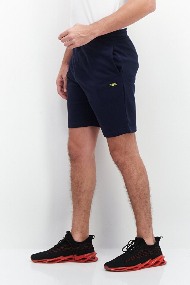شورت رجالي أساسي بشعار العلامة التجارية، أزرق داكن - 2