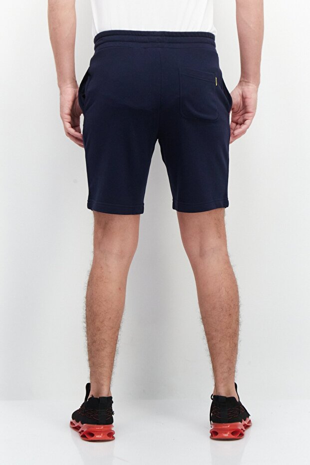 شورت رجالي أساسي بشعار العلامة التجارية، أزرق داكن - 3