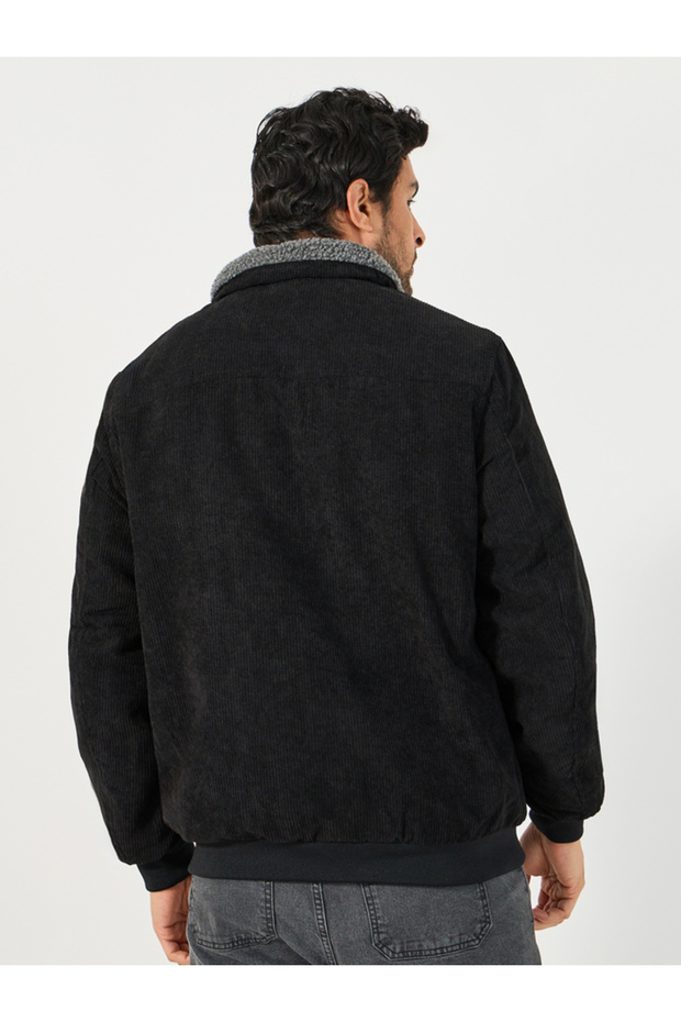 سترة عملية من قماش مخملي مع ياقة من الفرو الصناعي - 5