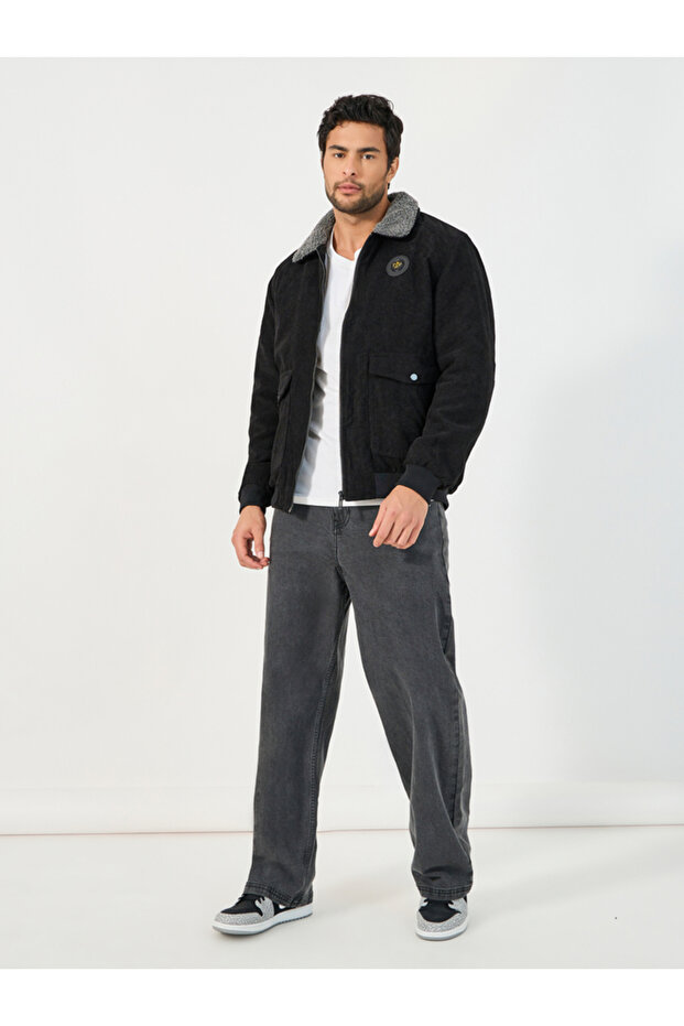 سترة عملية من قماش مخملي مع ياقة من الفرو الصناعي - 2