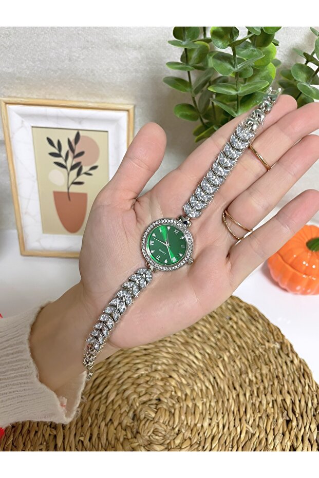 نموذج جديد من ساعة اليد النسائية بنمط الحجر الكامل