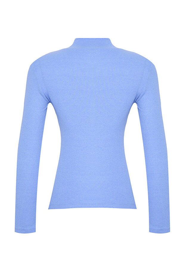 Niebieska dopasowana bluzka z wysokim kołnierzem, długim rękawem i rozciągliwą dzianiną TWOAW21BZ0423 - 8