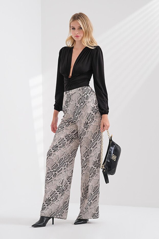 Derin V Dekolteli Aksesuarlı Bluz - 1