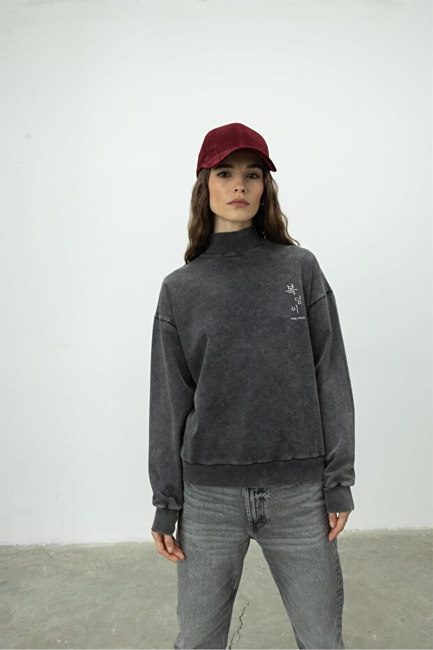 Korean Printed Anthracite Color Distressed Half Turtleneck Sweatshirt