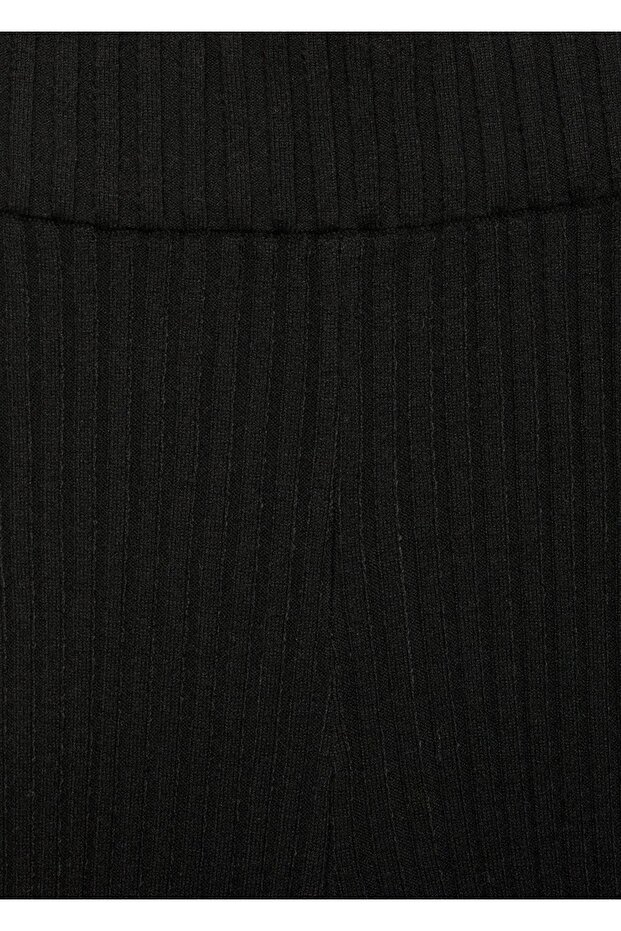 Gerippte Strickhose mit ausgestelltem Bein - 6