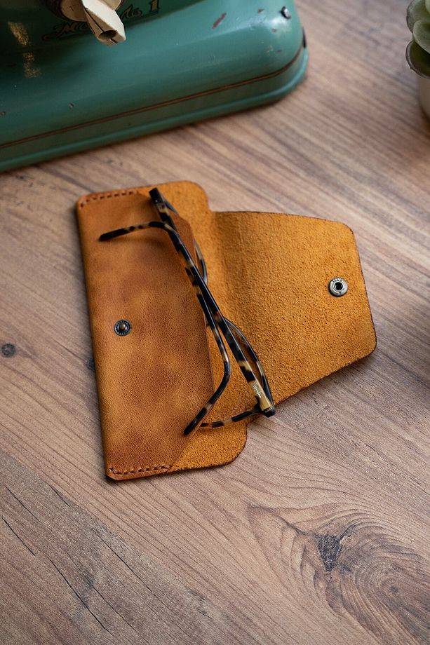 Minimal X Gözlük Kabı - Camel - Gerçek Deri El Yapımı - Şık Modern Minimalist Tasarım - 4