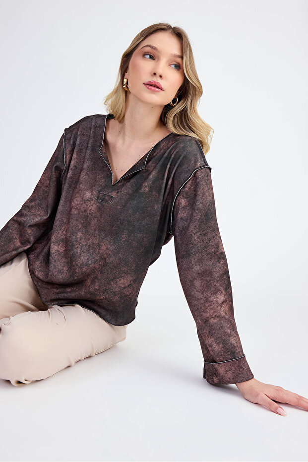 بلوزة ذات طية صدر السترة بنمط تجريدي - 2