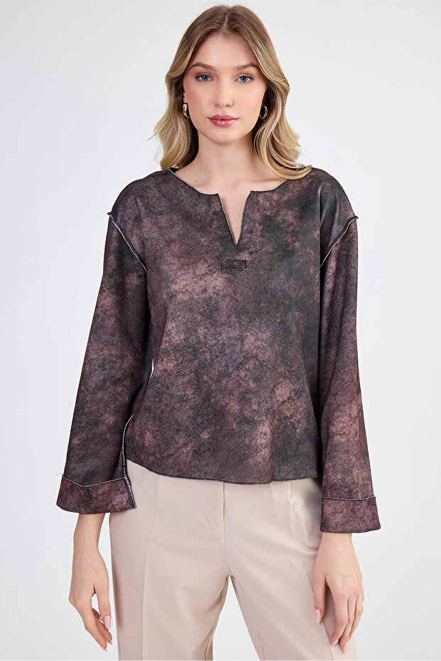 بلوزة ذات طية صدر السترة بنمط تجريدي - 4