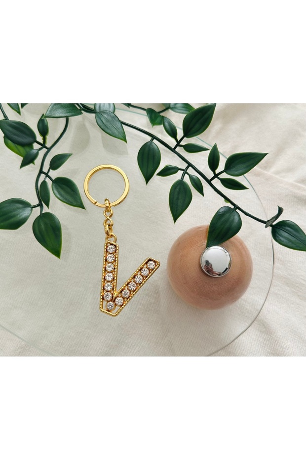 سلسلة مفاتيح حجرية بحرف V ذهبي - 1