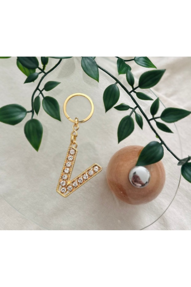 سلسلة مفاتيح حجرية بحرف V ذهبي - 2