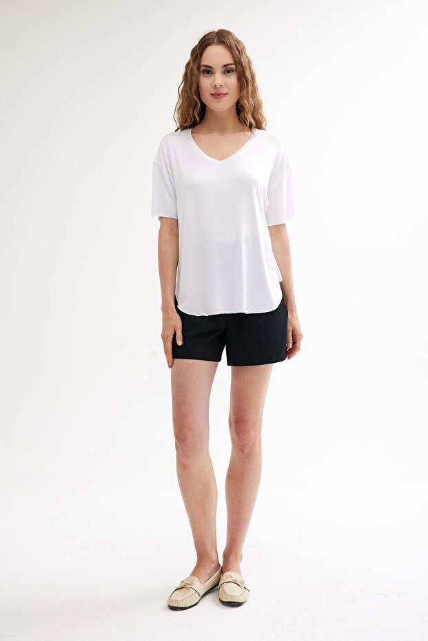 تي شيرت أساسي من القطن بفتحة رقبة على شكل حرف V - 1