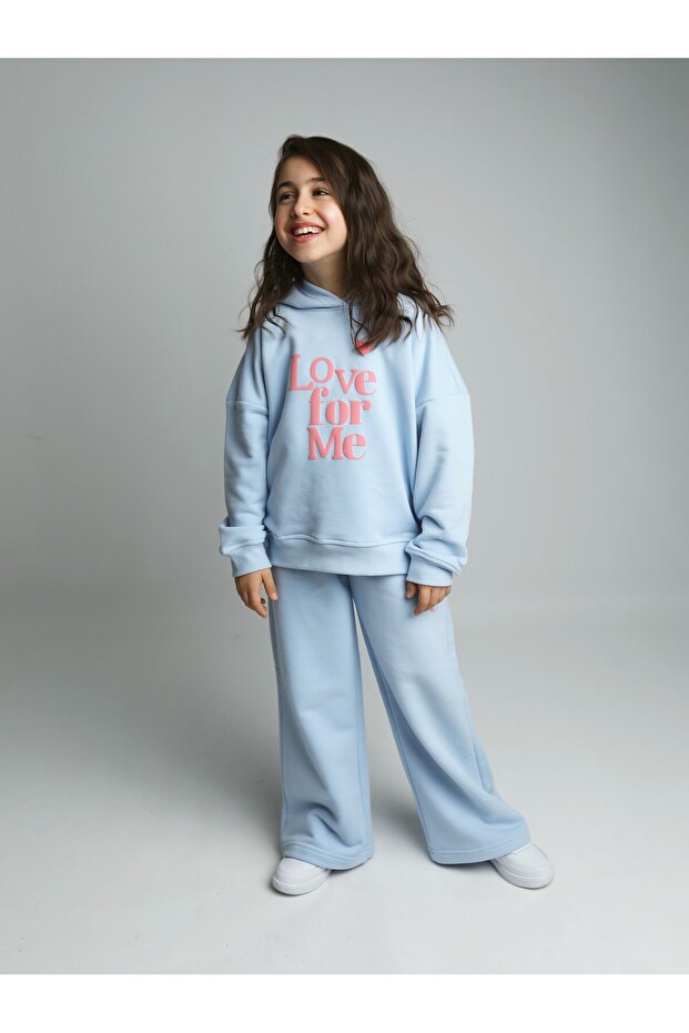 سويت شيرت مطبوع عليه Love For Me وبدلة JOGGER