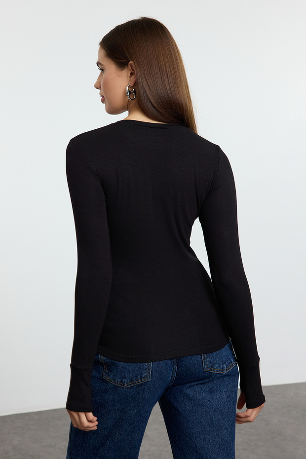 Siyah Viskon/Yumuşak Kumaşlı Parmak Geçme Detaylı Esnek Örme Bluz TWOAW25BZ00014 - 5