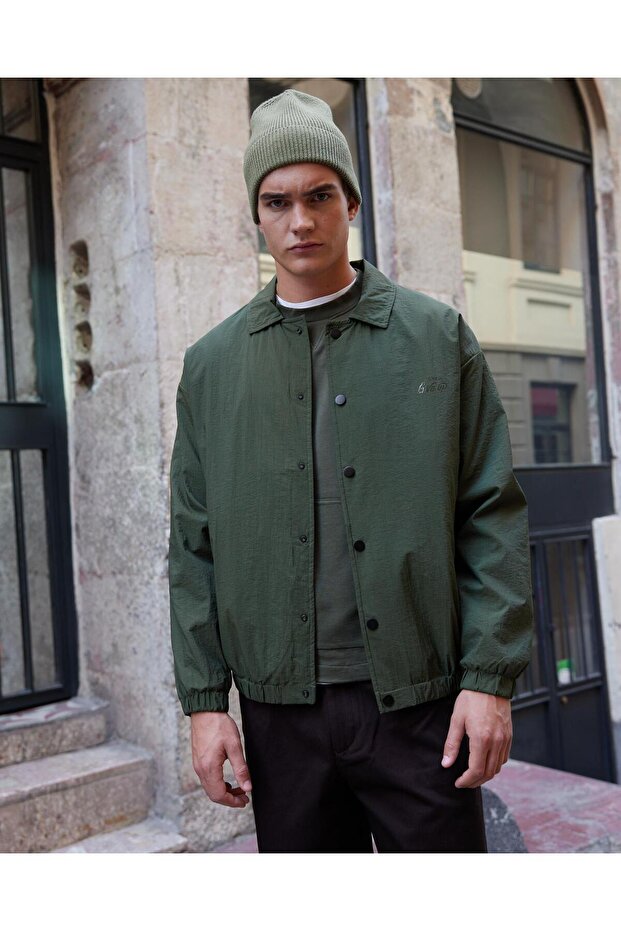 سترة معطف المظلة للرجال باللون الكاكي - 1