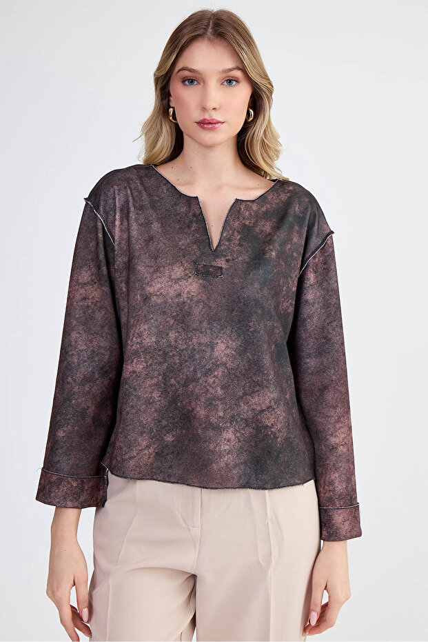 بلوزة ذات طية صدر السترة بنمط تجريدي - 1