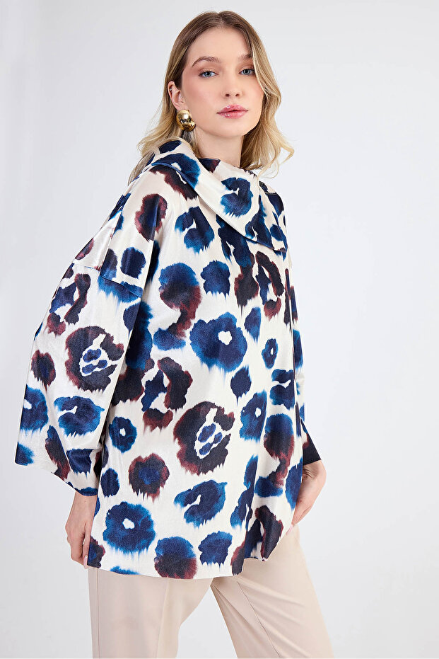 بلوزة من القماش اللامع برقبة غير متماثلة - 4