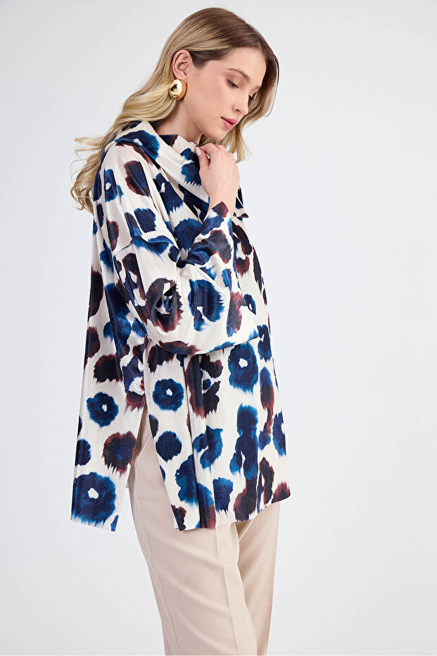 بلوزة من القماش اللامع برقبة غير متماثلة - 3