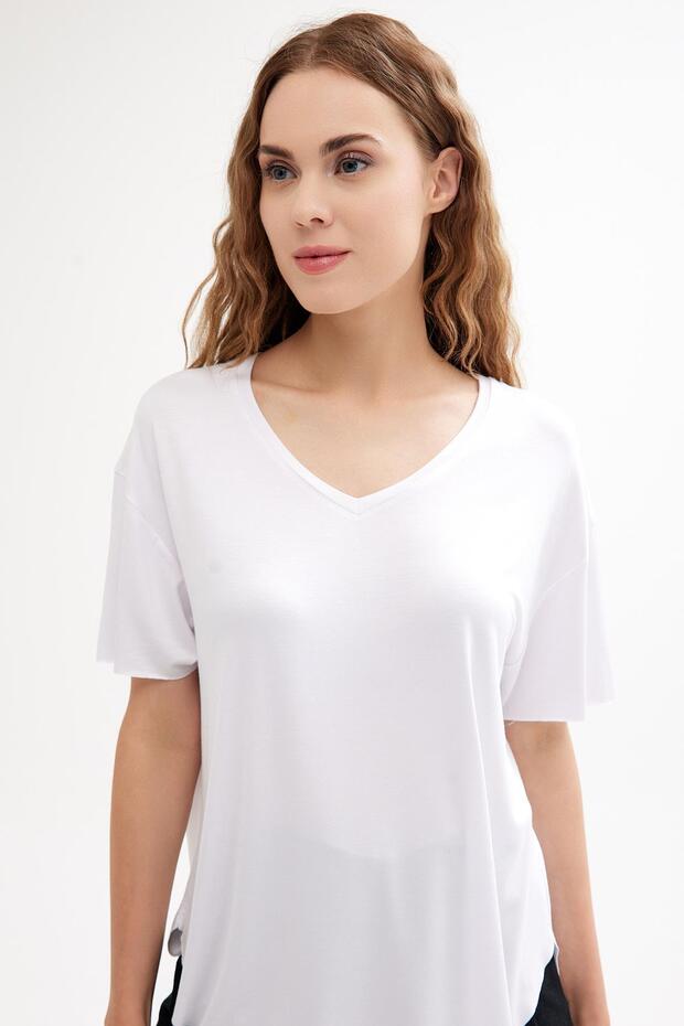 V Yaka Basic Viskon Karışımlı Yırtmaç Detaylı Tişört - 3