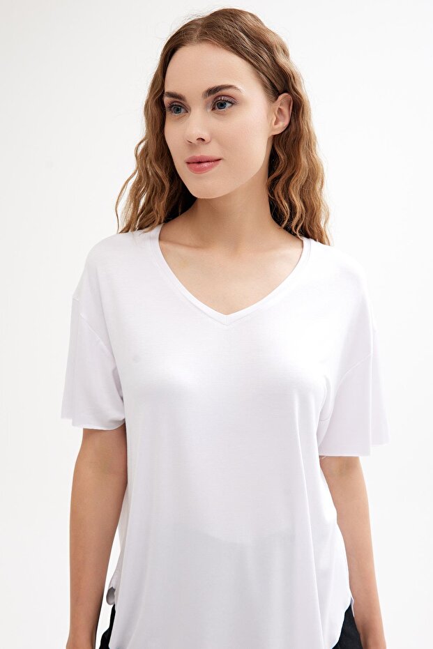 تي شيرت أساسي من القطن بفتحة رقبة على شكل حرف V - 2