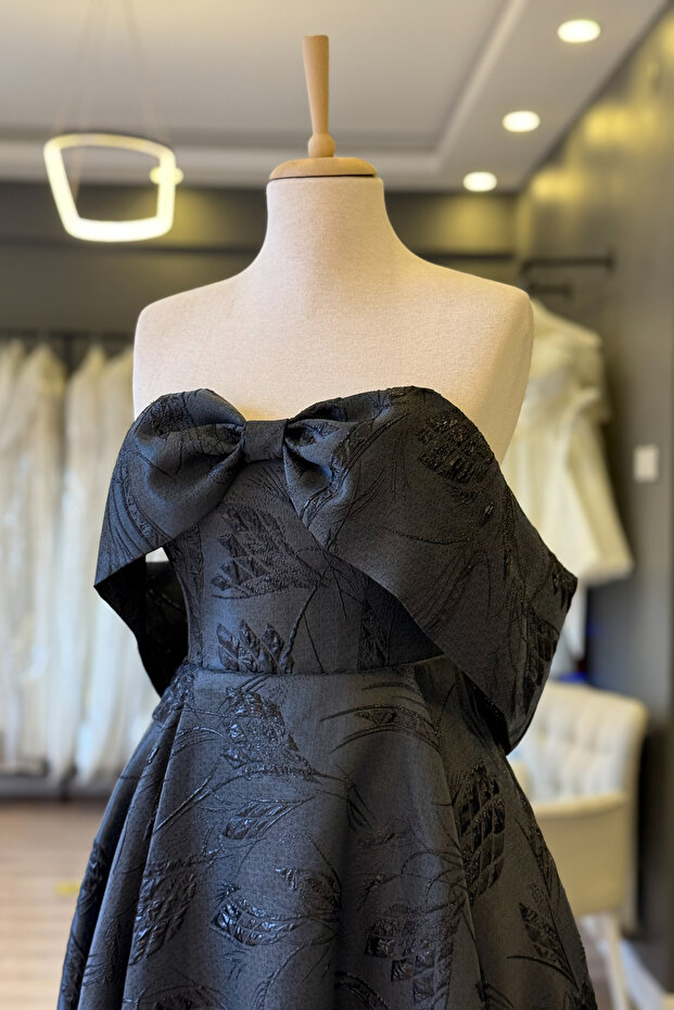 Siyah Düşük Kol Desenli Brokar Kumaş Midi Boy Abiye Ve Gece Elbisesi - 2