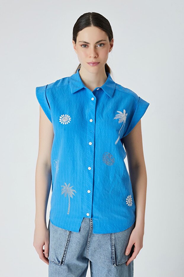 Kolsuz nakışlı gömlek - 1