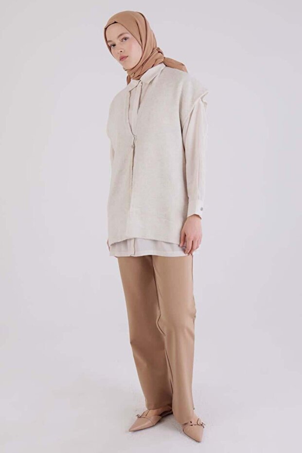 Ecru-Brooched Knitwear Vest