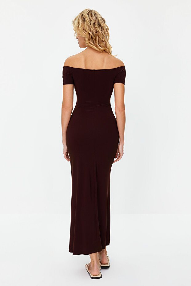 Kahverengi Carmen Yaka Fitted/Vücuda Oturan Esnek Örme Maxi Kalem Elbise TWOSS24EL00096 - 6