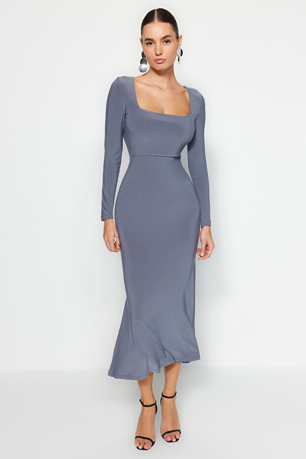 Ciemnoszara dopasowana sukienka maxi z falbaną i kwadratowym dekoltem TWOAW24EL00613 - 1