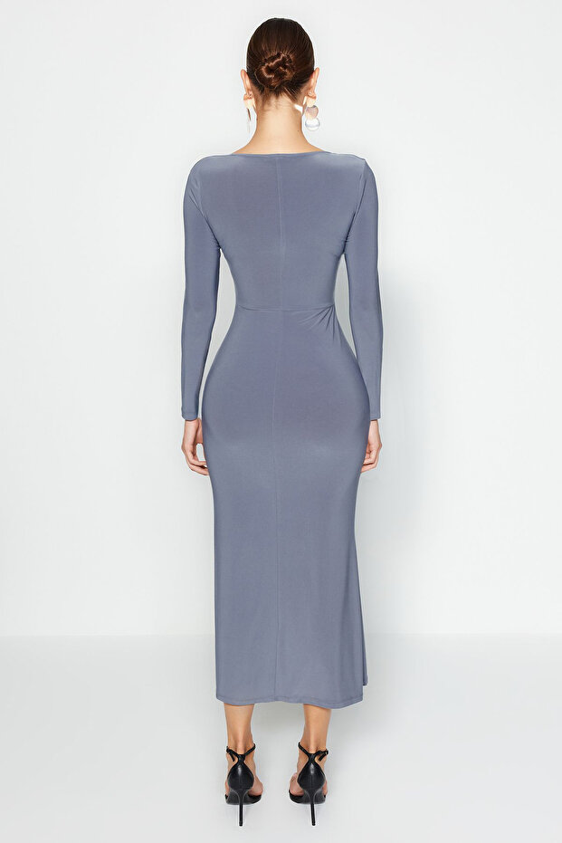 Ciemnoszara dopasowana sukienka maxi z falbaną i kwadratowym dekoltem TWOAW24EL00613 - 6