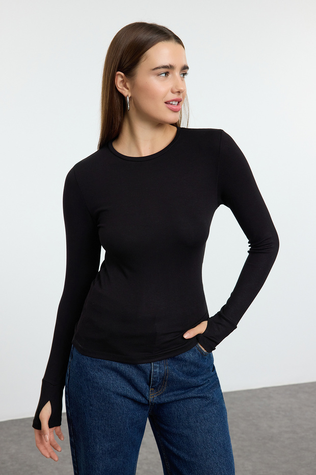 Siyah Viskon/Yumuşak Kumaşlı Parmak Geçme Detaylı Esnek Örme Bluz TWOAW25BZ00014 - 2