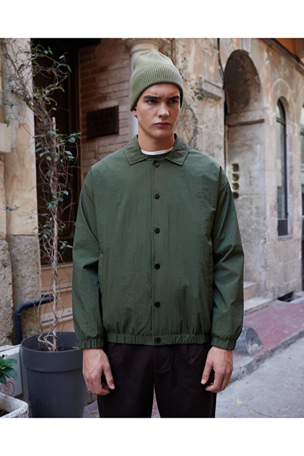 سترة معطف المظلة للرجال باللون الكاكي - 3