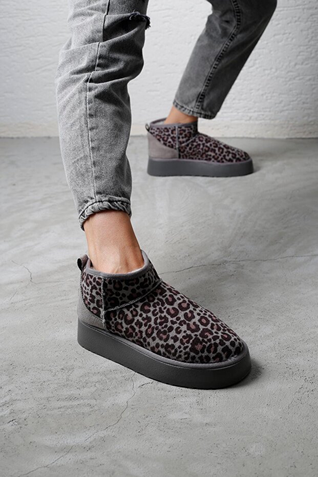 Szürke leopárdmintás ultra mini velúr csizma - magas talpú, belső szőrme, 4,5 cm BYNDUM02 - 2