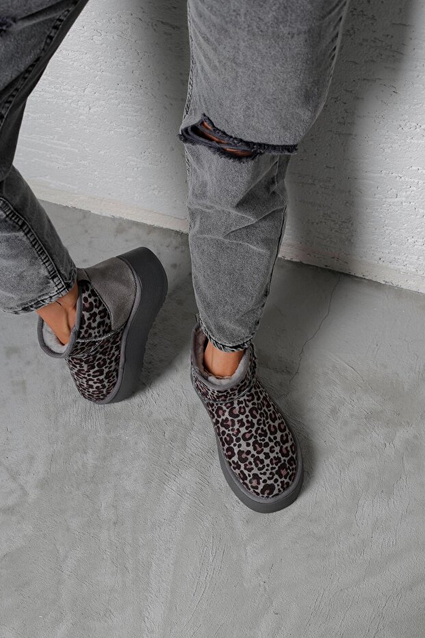 Szürke leopárdmintás ultra mini velúr csizma - magas talpú, belső szőrme, 4,5 cm BYNDUM02 - 4