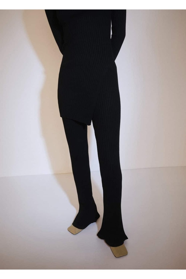 Gerippte Strickhose mit ausgestelltem Bein - 1