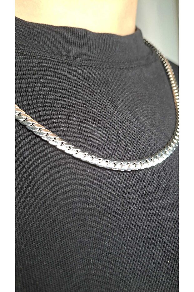 قلادة فضية اللون من Zey Jewelry