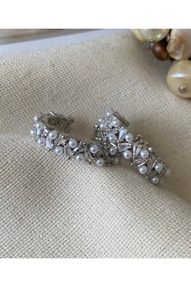 Elegant Design Ring with Pearl and Stone Detail